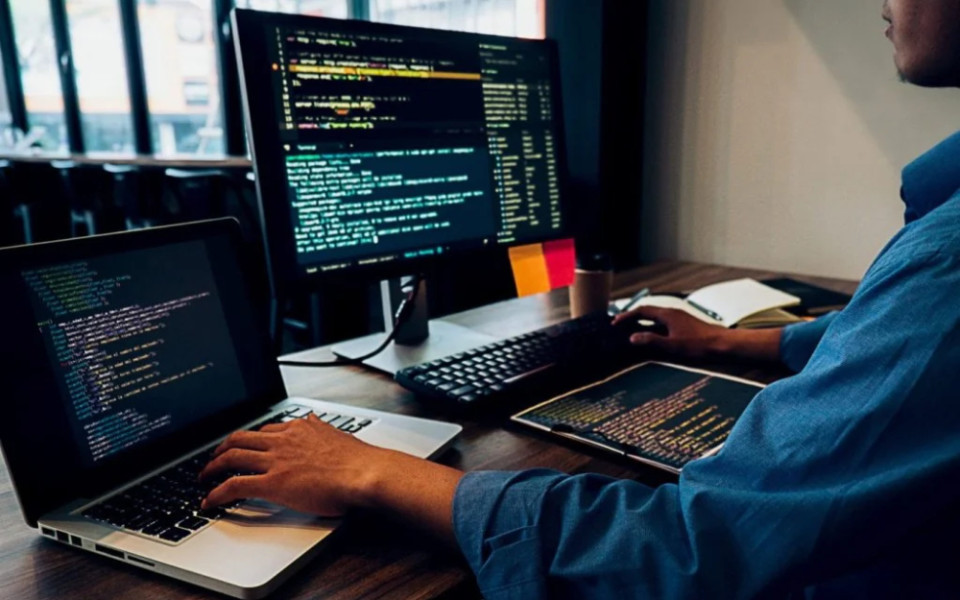 Former les ingénieurs du développement informatique